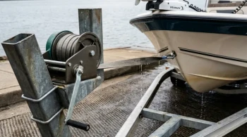 Linhas de Força: A Geometria Invisível de um Guindaste de Barco