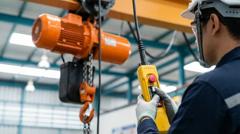 작업 전에 호이스트 제어 장치에 대해 어떤 테스트를 수행해야 합니까? 들어 올리기 전에 안전과 제어를 확인하십시오.