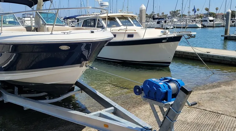 보트 윈치를 선택하는 방법은? 보트에 맞는 트레일러 또는 앵커 윈치 선택하기